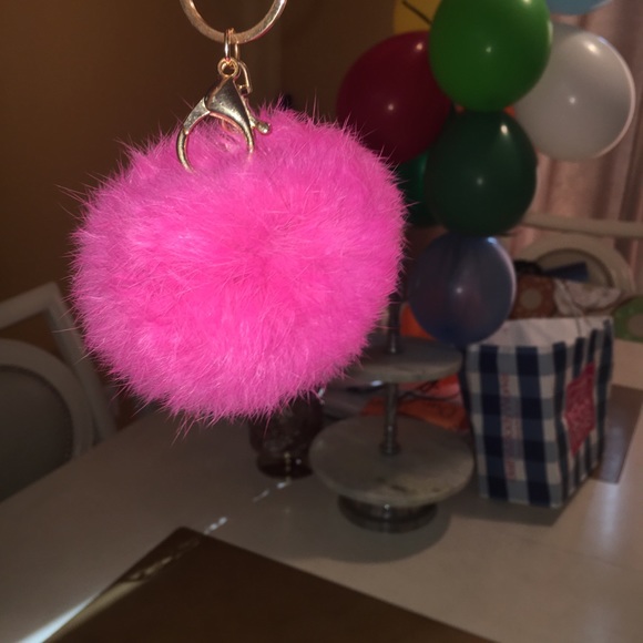 Pink puff ball keychain - Picture 3 of 3